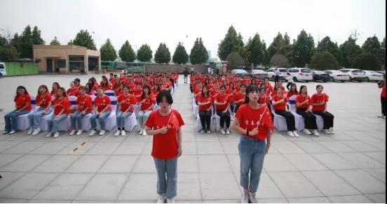 做白色的牛奶，創(chuàng)紅色的企業(yè)，花花牛乳業(yè)集團(tuán)青春歌會慶祝建黨100周年
