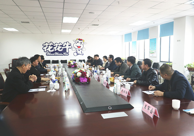 封丘縣縣長王獻臣一行蒞臨 花花牛集團養(yǎng)殖、乳品事業(yè)部參觀調(diào)研